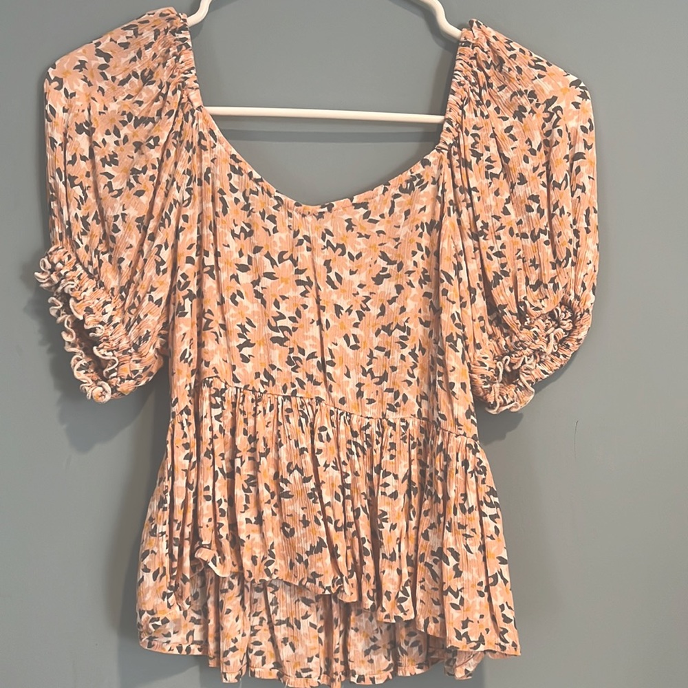 Super cute floral top *size small